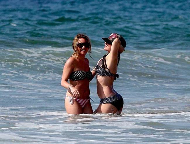 15P Avril Lavigne dangerously cute in sexy bikini