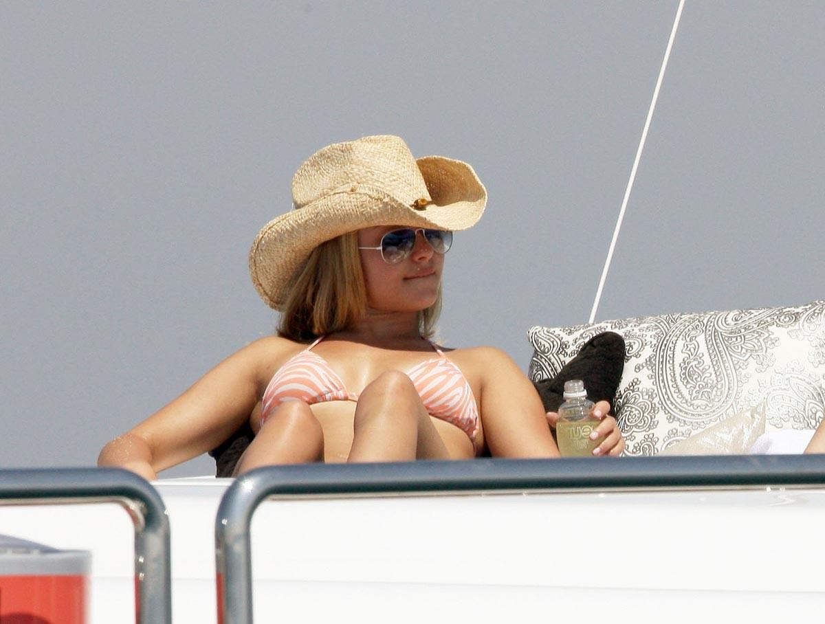 15P Hayden Panettiere absolutely amazing ass in bikini