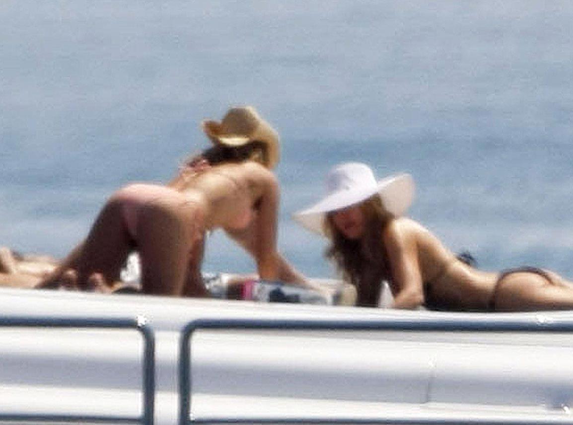 15P Hayden Panettiere absolutely amazing ass in bikini