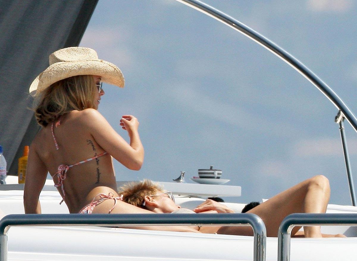 15P Hayden Panettiere absolutely amazing ass in bikini
