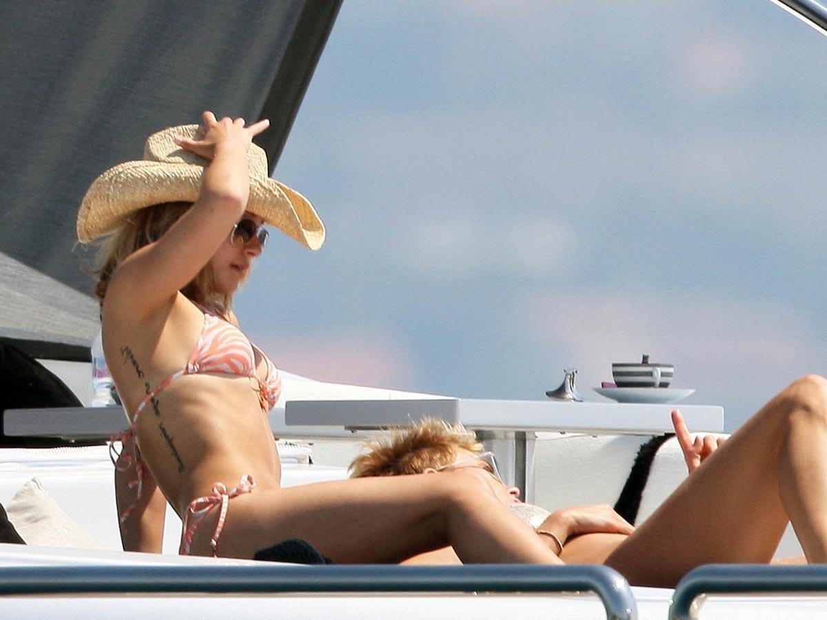 15P Hayden Panettiere absolutely amazing ass in bikini