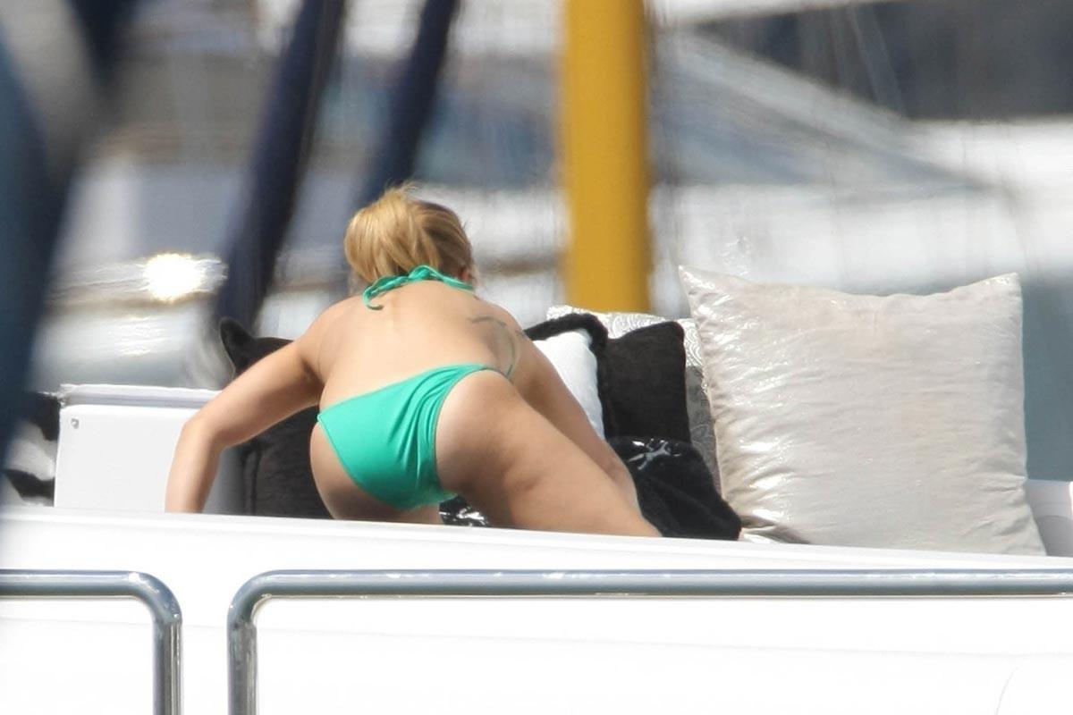 15P Hayden Panettiere absolutely amazing ass in bikini