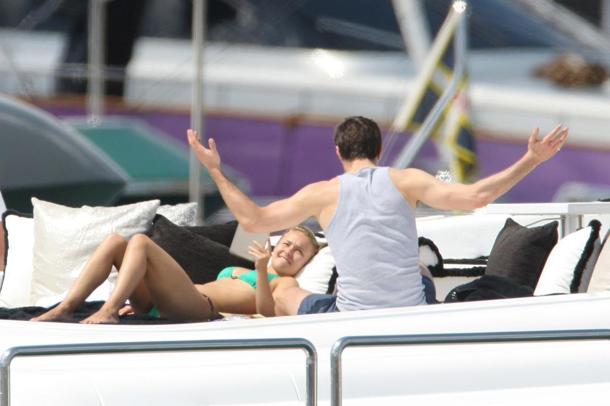 15P Hayden Panettiere absolutely amazing ass in bikini