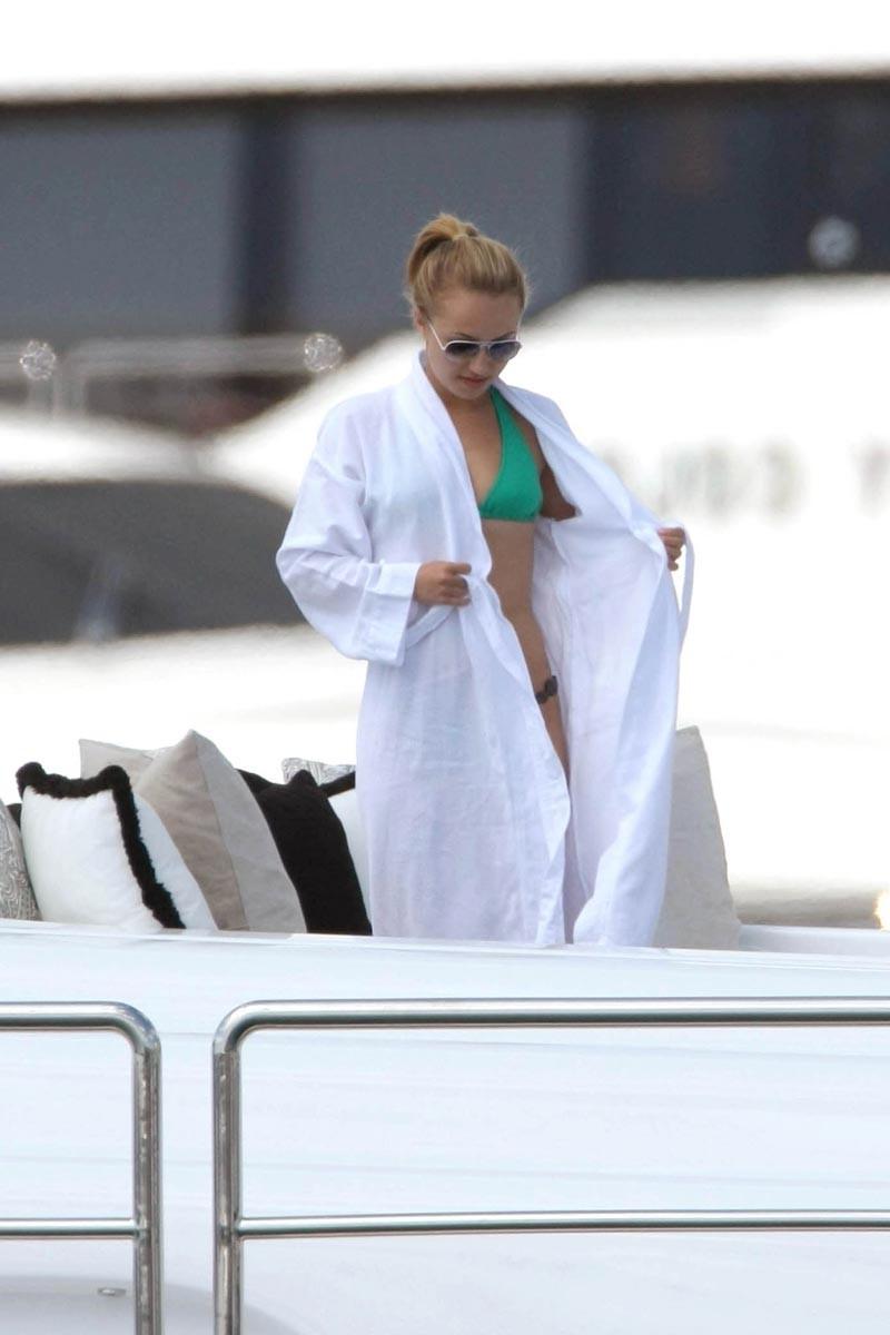 15P Hayden Panettiere absolutely amazing ass in bikini