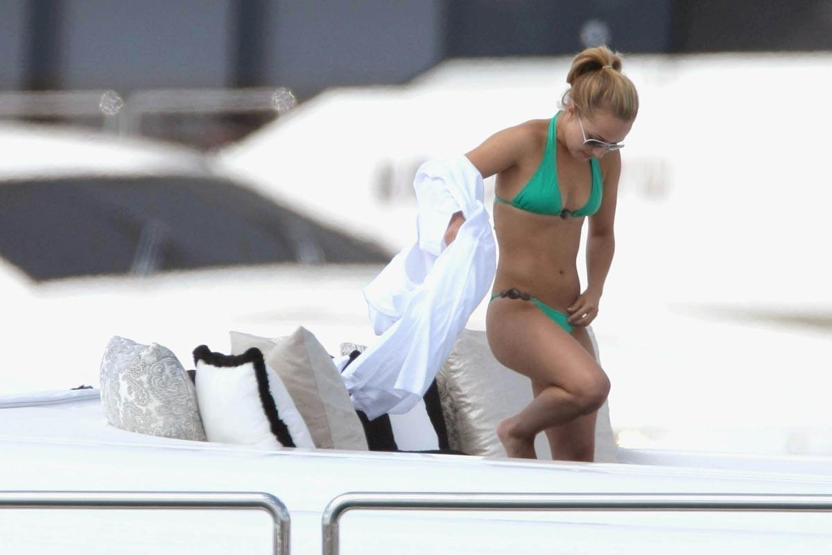15P Hayden Panettiere absolutely amazing ass in bikini