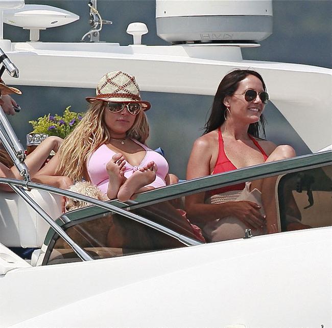 15P Ashlee Simpson large tongue and pose in bikini