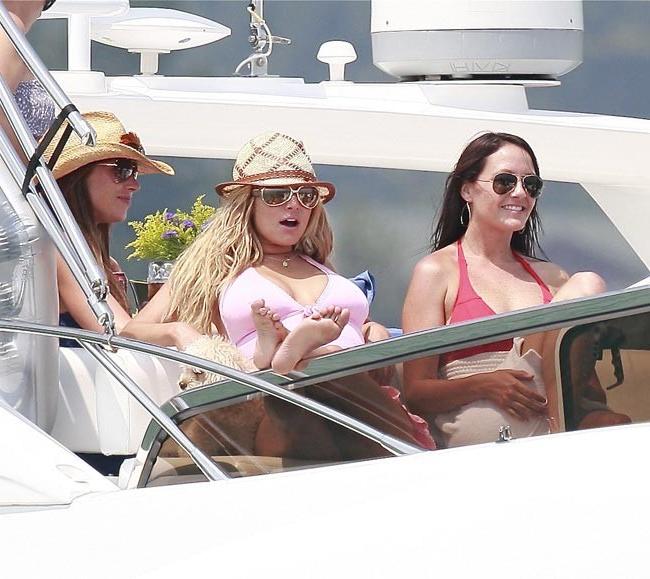 15P Ashlee Simpson large tongue and pose in bikini