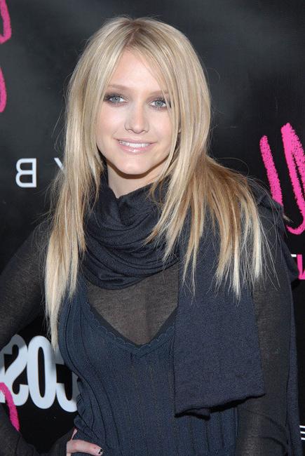 15P Ashlee Simpson large tongue and pose in bikini