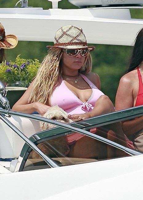15P Ashlee Simpson large tongue and pose in bikini