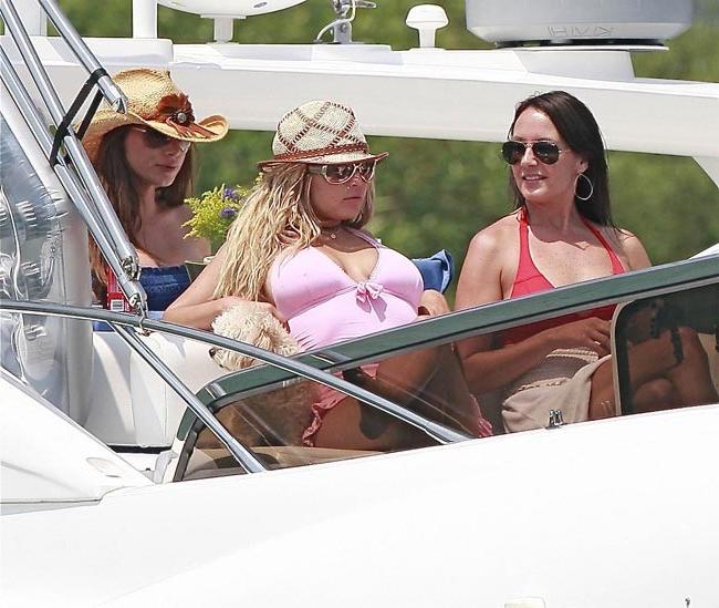 15P Ashlee Simpson large tongue and pose in bikini