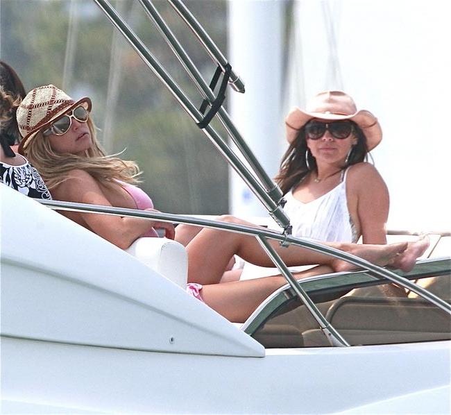 15P Ashlee Simpson large tongue and pose in bikini