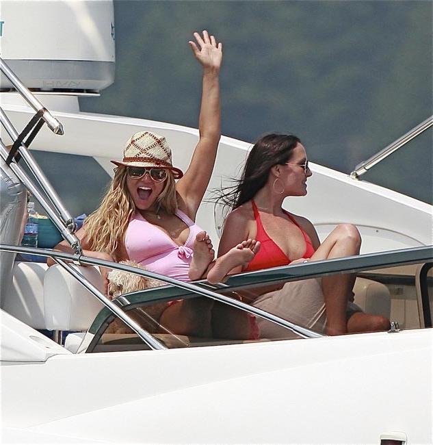15P Ashlee Simpson large tongue and pose in bikini