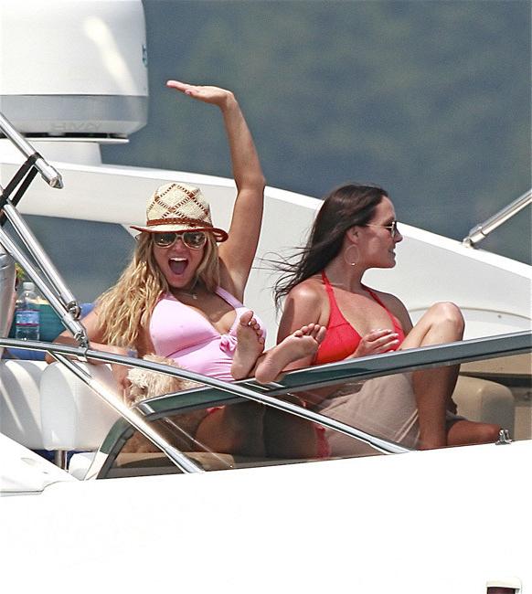 15P Ashlee Simpson large tongue and pose in bikini