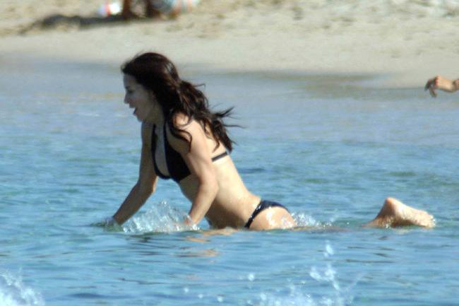 15P Celebrity Courntey Cox perfect body in sexy black bikini