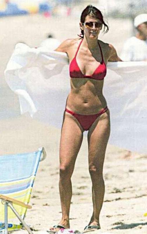 15P Celebrity Courntey Cox perfect body in sexy black bikini