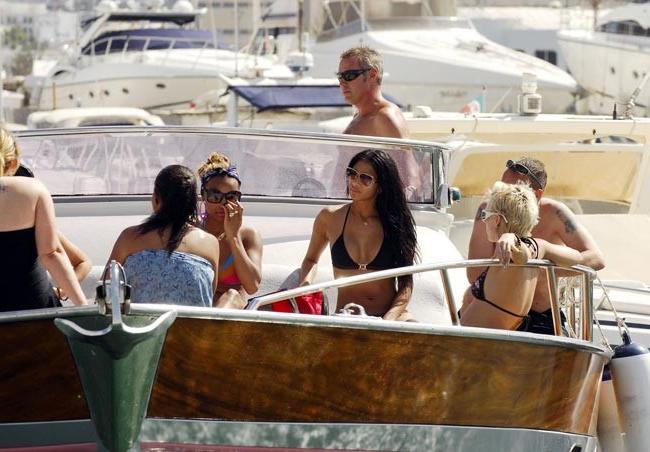 15P Celebrity Nicole Scherzinger sexy body in nice bikini