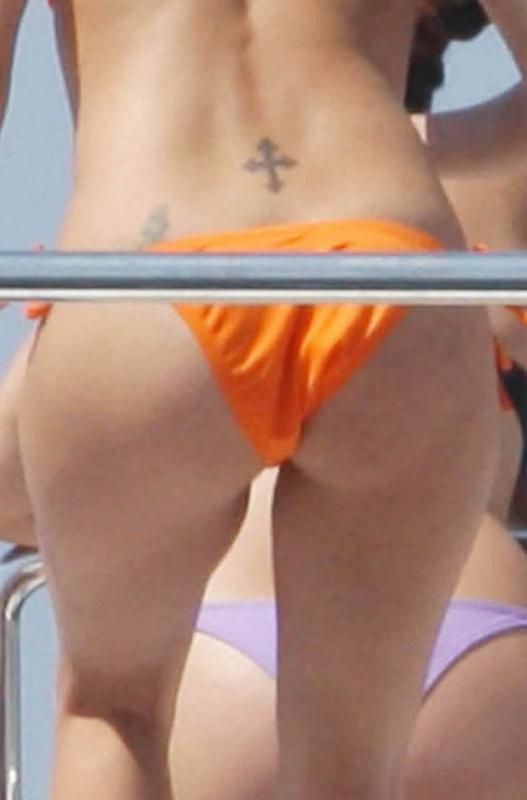 15P Celebrity Eva Longoria shows sexy ass in orange bikini