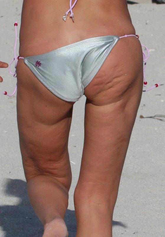 15P CelebTara Reid showing her great ass and legs in bikini