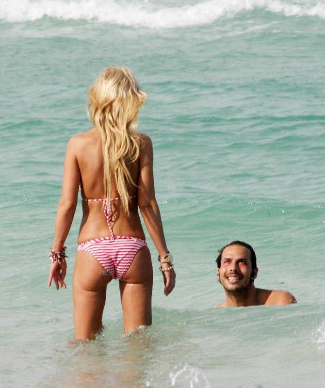 15P CelebTara Reid showing her great ass and legs in bikini
