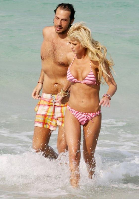 15P CelebTara Reid showing her great ass and legs in bikini