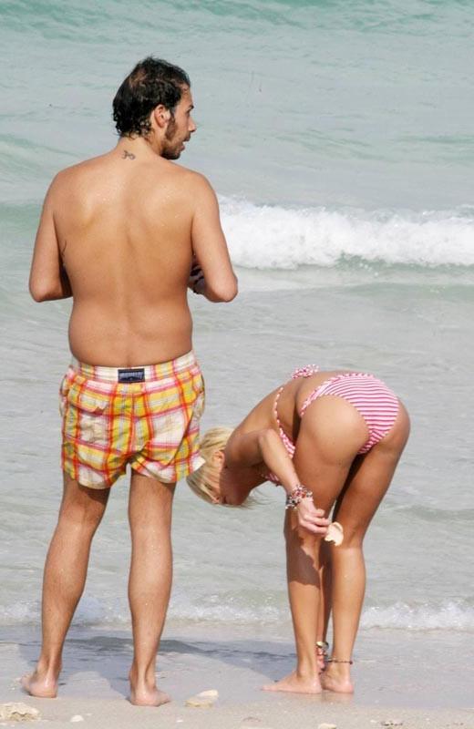 15P CelebTara Reid showing her great ass and legs in bikini