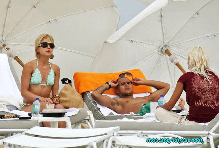 16P Mena Suvari showing tits and posing in thong for paparazzi