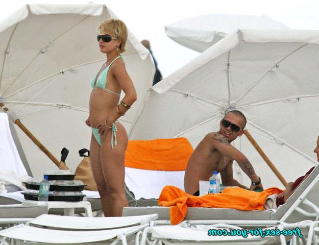 16P Mena Suvari showing tits and posing in thong for paparazzi