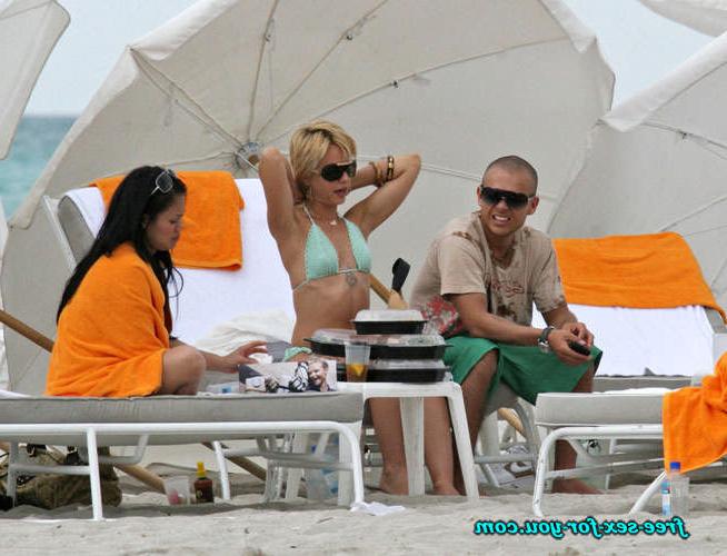 16P Mena Suvari showing tits and posing in thong for paparazzi