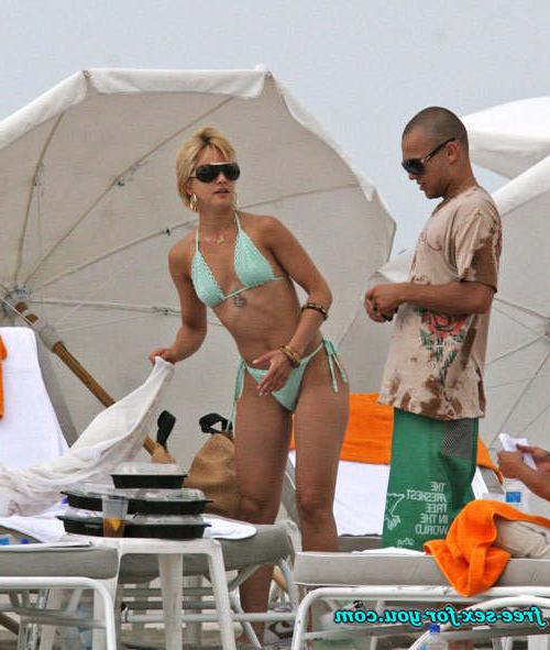 16P Mena Suvari showing tits and posing in thong for paparazzi