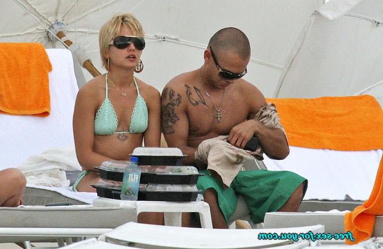16P Mena Suvari showing tits and posing in thong for paparazzi