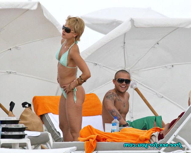 16P Mena Suvari showing tits and posing in thong for paparazzi