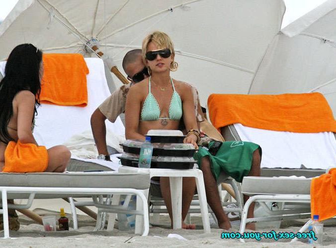 16P Mena Suvari showing tits and posing in thong for paparazzi