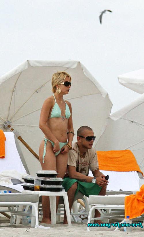 16P Mena Suvari showing tits and posing in thong for paparazzi
