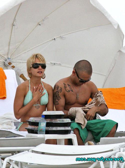 16P Mena Suvari showing tits and posing in thong for paparazzi