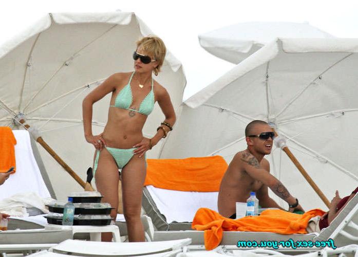 16P Mena Suvari showing tits and posing in thong for paparazzi