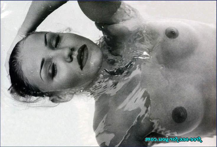 16P Cameron Diaz showing her nice small tits and thong to paparazzi