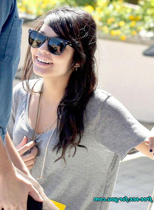 16P Vanessa Hudgens show tits and hairy pussy on private pictures