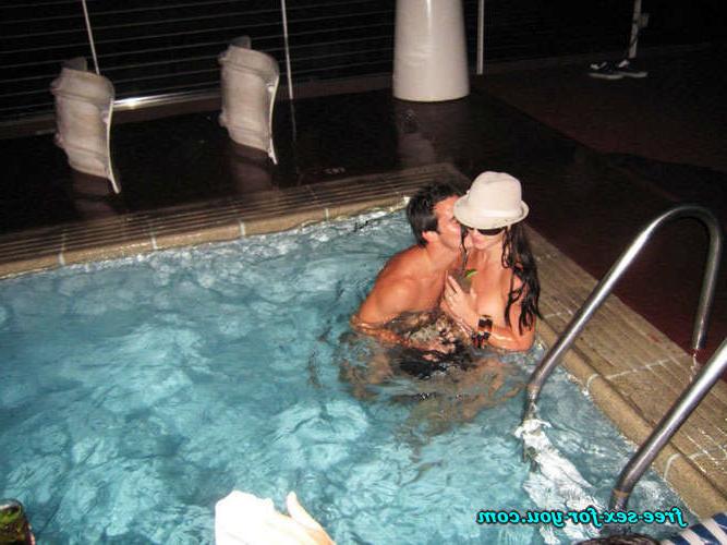 16P Britney Spears posing in thong and upskirt paparazzi pictures
