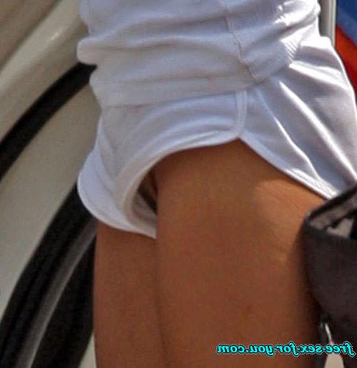 16P Pamela Anderson showing thong in wet see thru dres