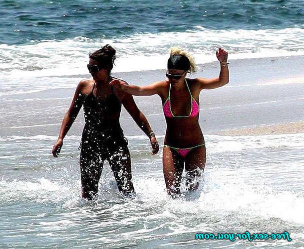 16P Britney Spears exposing pussy and posing in thong on beach