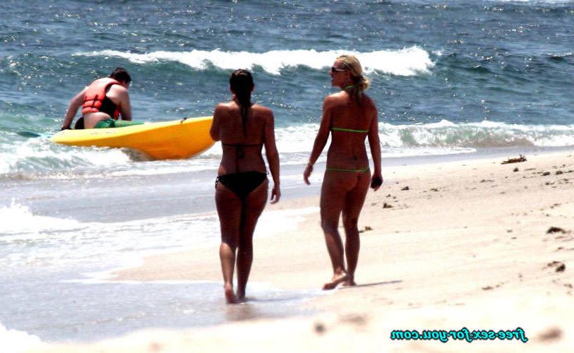 16P Britney Spears exposing pussy and posing in thong on beach