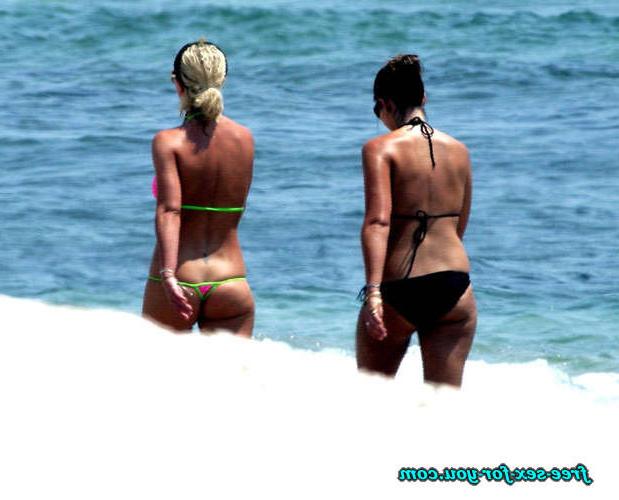 16P Britney Spears exposing pussy and posing in thong on beach