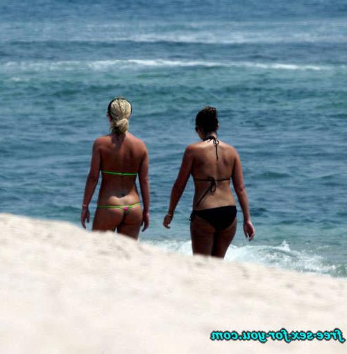 16P Britney Spears exposing pussy and posing in thong on beach