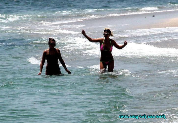 16P Britney Spears exposing pussy and posing in thong on beach