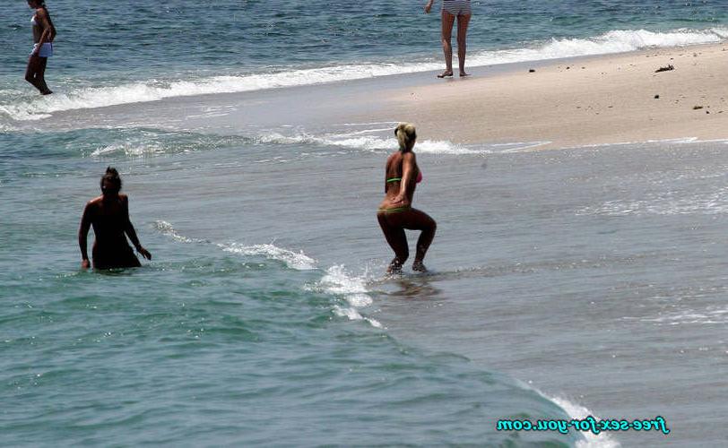 16P Britney Spears exposing pussy and posing in thong on beach