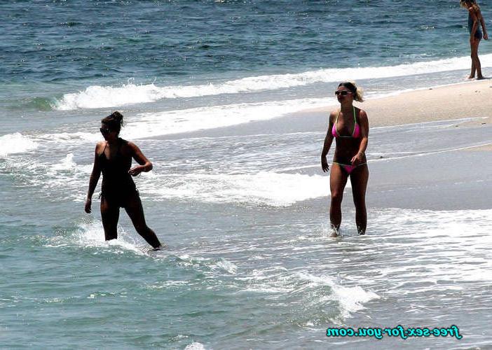 16P Britney Spears exposing pussy and posing in thong on beach
