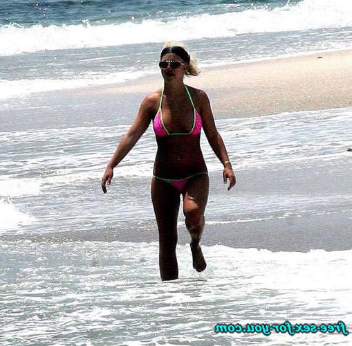 16P Britney Spears exposing pussy and posing in thong on beach