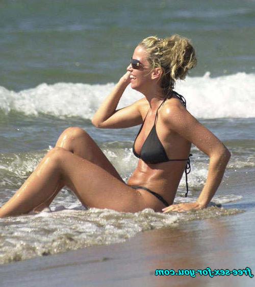 16P Sarah Harding showing ass in thong and posing in stockings