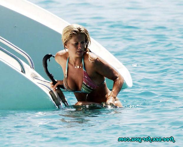 16P Rachel Hunter posing sexy in thong and in bikini paparazzi pics