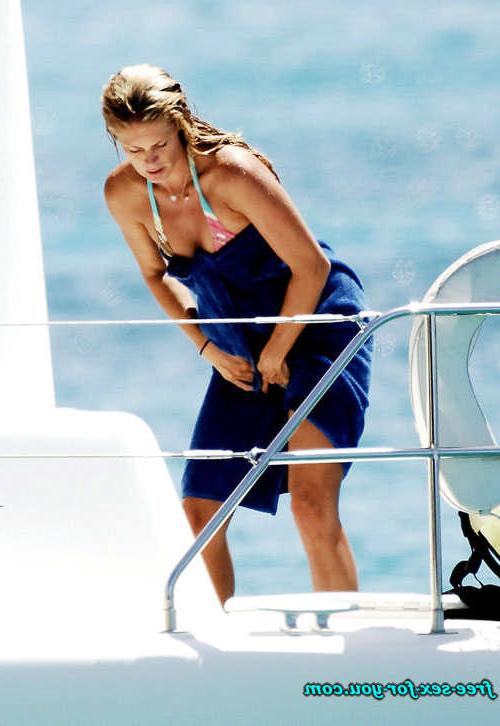 16P Rachel Hunter posing sexy in thong and in bikini paparazzi pics